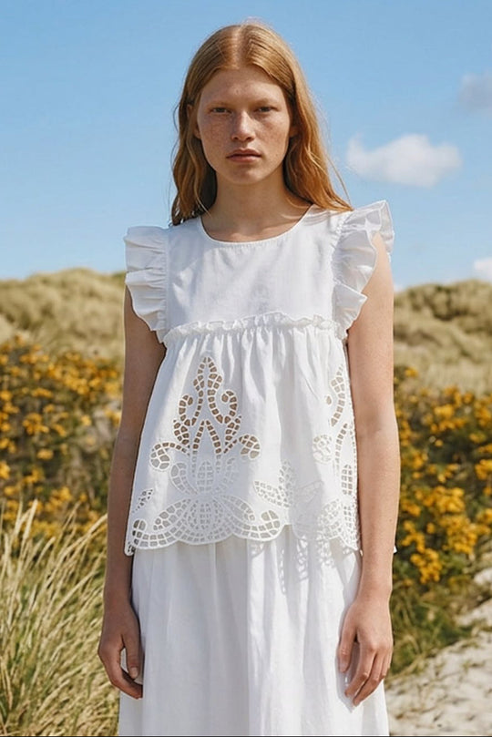 La Rouge Bea ærmeløs bluse i hvid med blonde og flæser i 100% bomuld