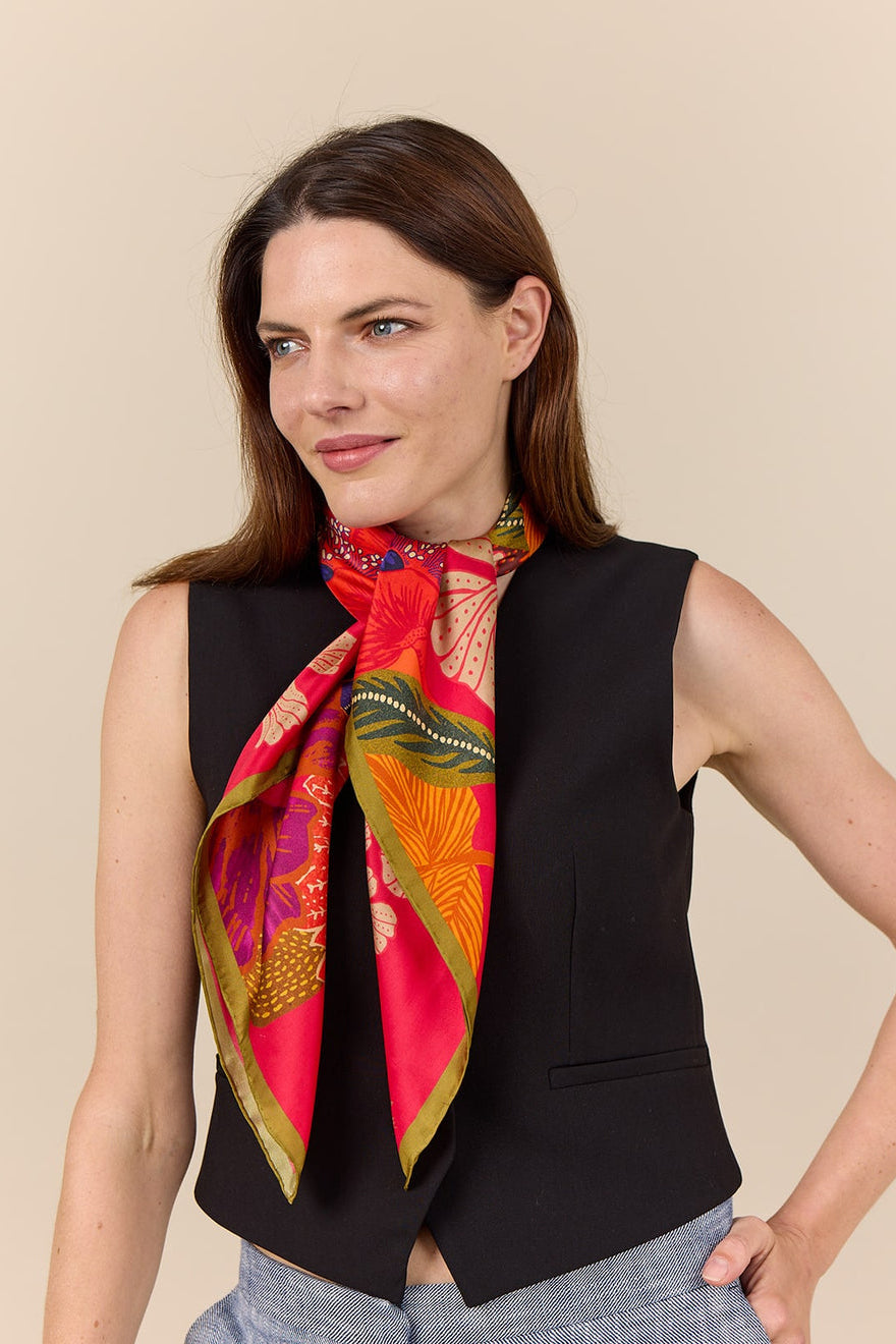 Bella Ballou Bouquet Scarf i rød/pink – kvadratisk silketørklæde med blomsterprint og håndsyede rullekanter.
