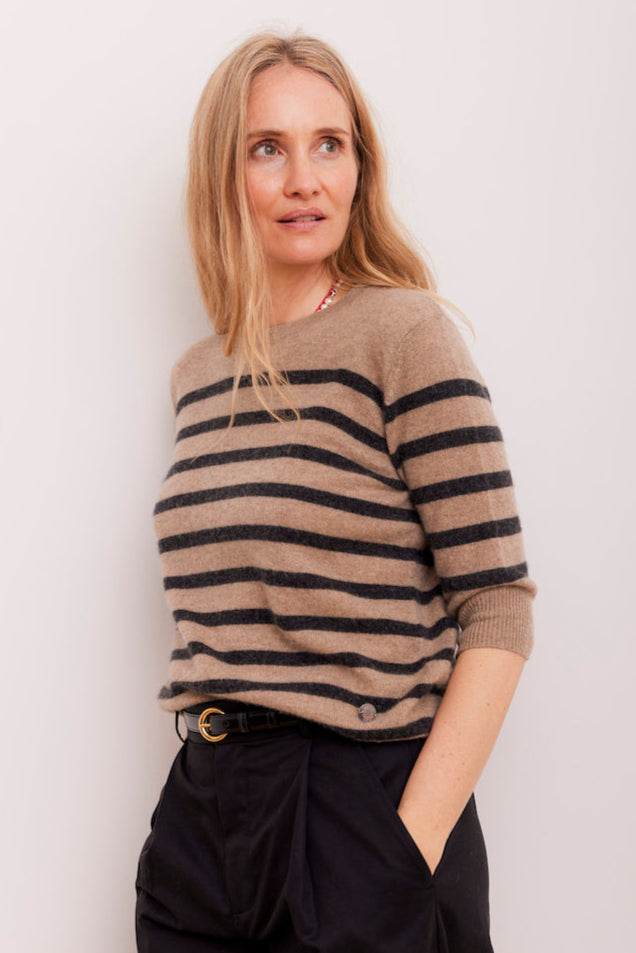 Beta Studios Bianca Striped Lady Sleeve sweater i brown/grey – feminin sweater med striber, rund hals, trekvartlange ærmer og klassisk snit i 100% cashmere.
