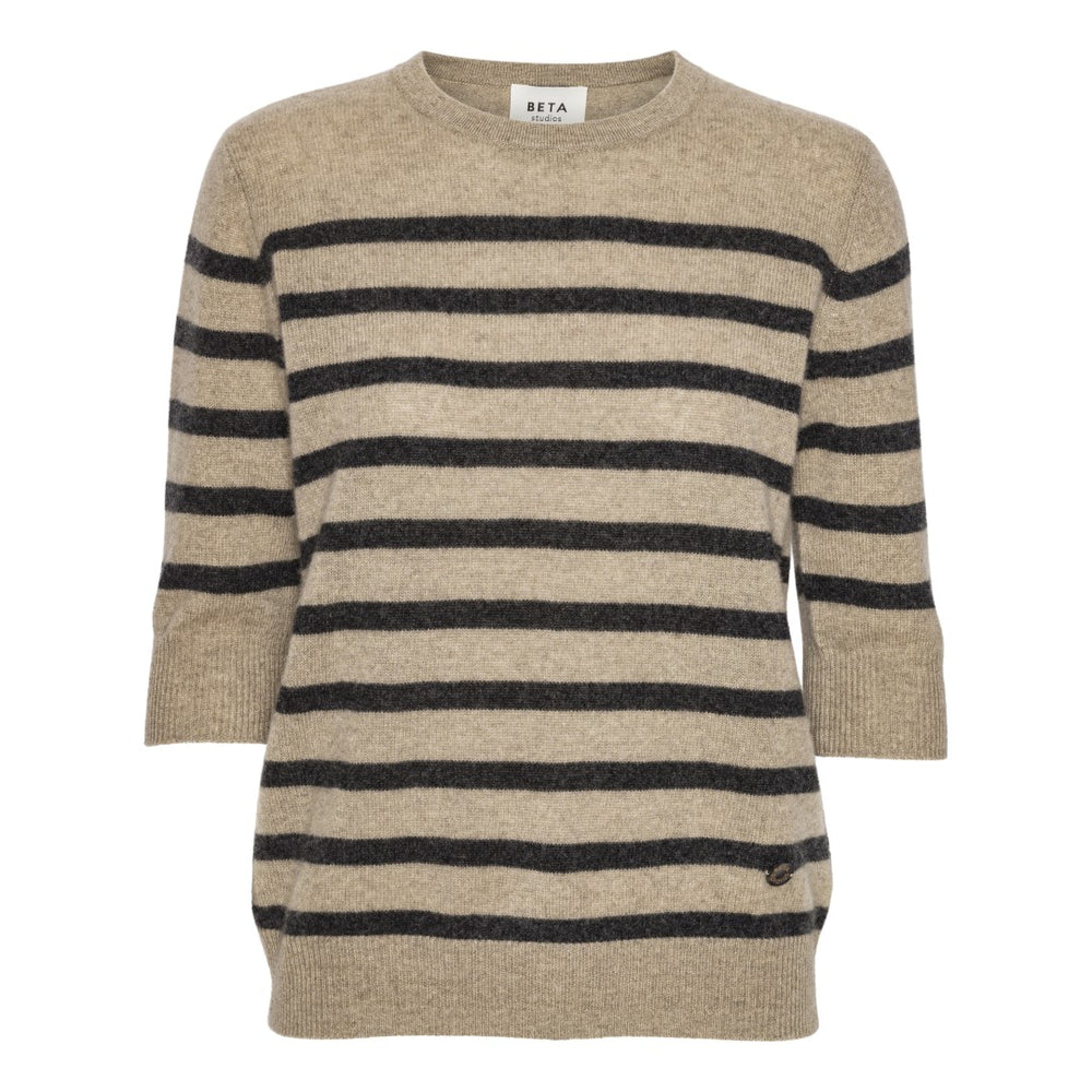 Beta Studios Bianca Striped Lady Sleeve sweater i brown/grey – feminin sweater med striber, rund hals, trekvartlange ærmer og klassisk snit i 100% cashmere.
