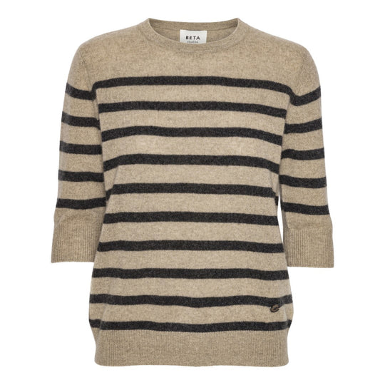 Beta Studios Bianca Striped Lady Sleeve sweater i brown/grey – feminin sweater med striber, rund hals, trekvartlange ærmer og klassisk snit i 100% cashmere.
