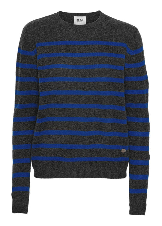 Beta Studios Bibi Striped O-Neck i cashmere med striber i Anthracite Grey og Azura Blue.

