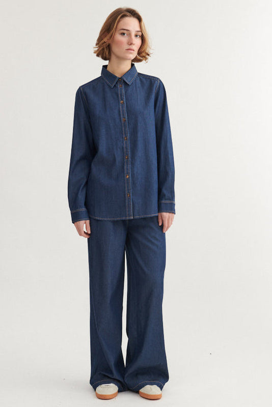 Basic Apparel Bine Wide Pant i Mid Blue, brede bukser med elastik i taljen og skrålommer. Fremstillet af TENCEL™ og økologisk bomuld.