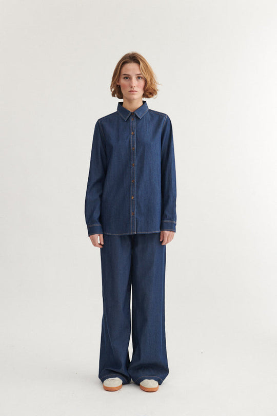 Basic Apparel Bine Wide Pant i Mid Blue, brede bukser med elastik i taljen og skrålommer. Fremstillet af TENCEL™ og økologisk bomuld.