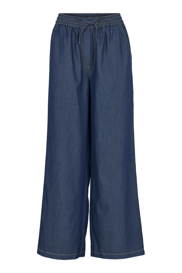 Basic Apparel Bine Wide Pant i Mid Blue, brede bukser med elastik i taljen og skrålommer. Fremstillet af TENCEL™ og økologisk bomuld.