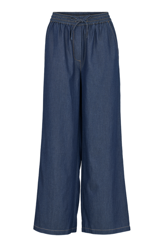 Basic Apparel Bine Wide Pant i Mid Blue, brede bukser med elastik i taljen og skrålommer. Fremstillet af TENCEL™ og økologisk bomuld.
