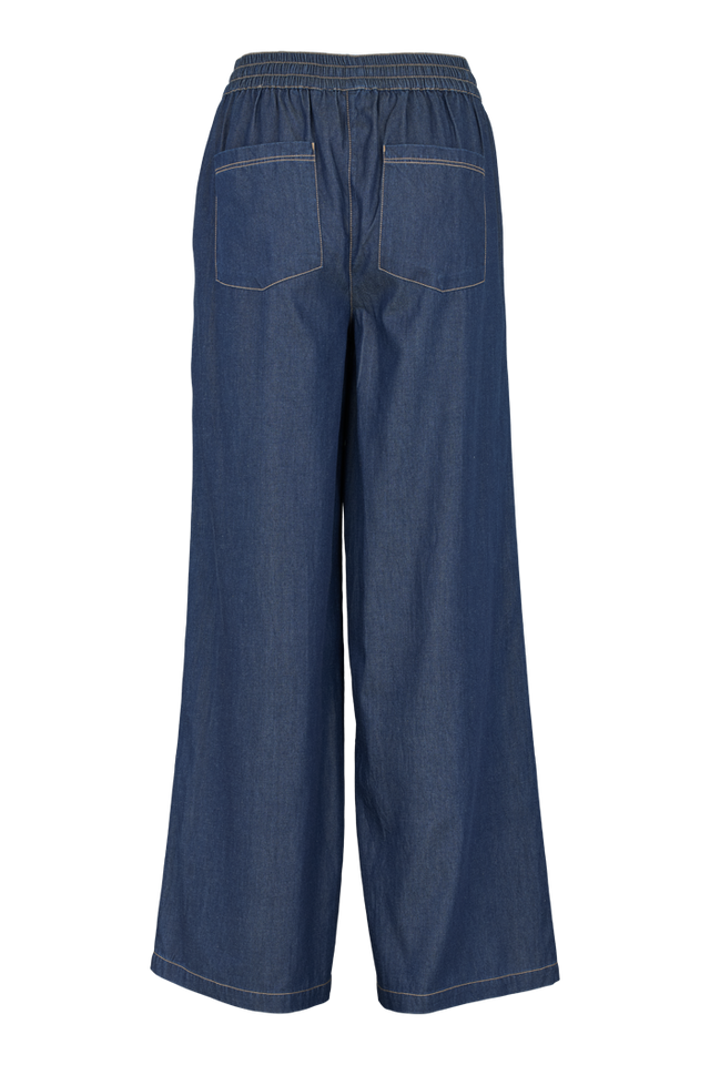 Basic Apparel Bine Wide Pant i Mid Blue, brede bukser med elastik i taljen og skrålommer. Fremstillet af TENCEL™ og økologisk bomuld.