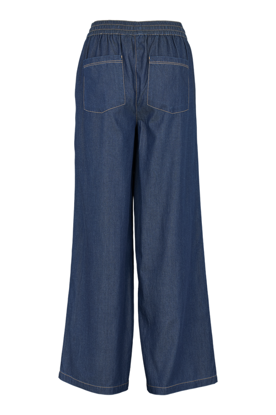 Basic Apparel Bine Wide Pant i Mid Blue, brede bukser med elastik i taljen og skrålommer. Fremstillet af TENCEL™ og økologisk bomuld.