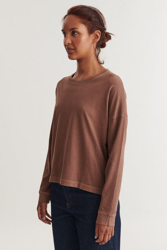 Basic Apparel Boni LS T-shirt fondue fudge – langærmet tee i økologisk bomuld med løs pasform.