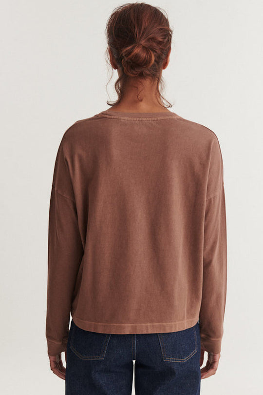 Basic Apparel Boni LS T-shirt fondue fudge – langærmet tee i økologisk bomuld med løs pasform.