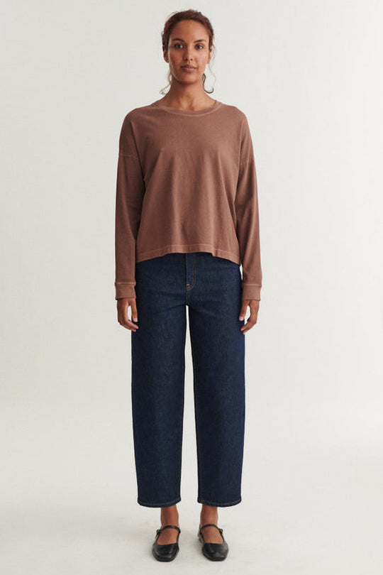 Basic Apparel Boni LS T-shirt fondue fudge – langærmet tee i økologisk bomuld med løs pasform.