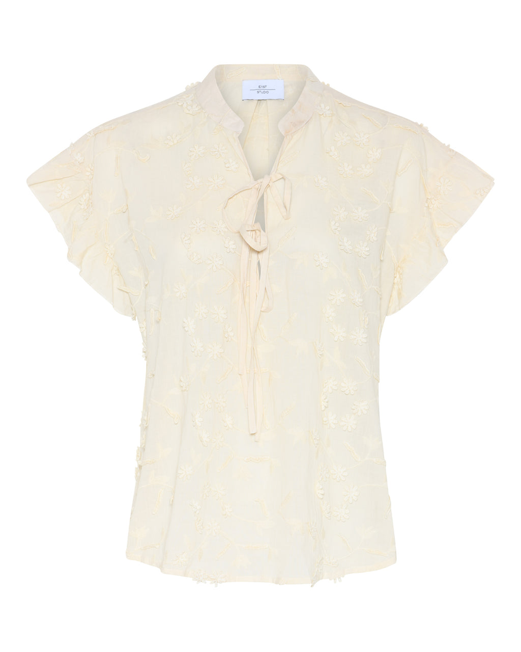 La Rouge Britt Blouse i let bomuld med 3D-blomster, flæseærmer og V-udskæring. Feminin og luftig sommerbluse i creme. 