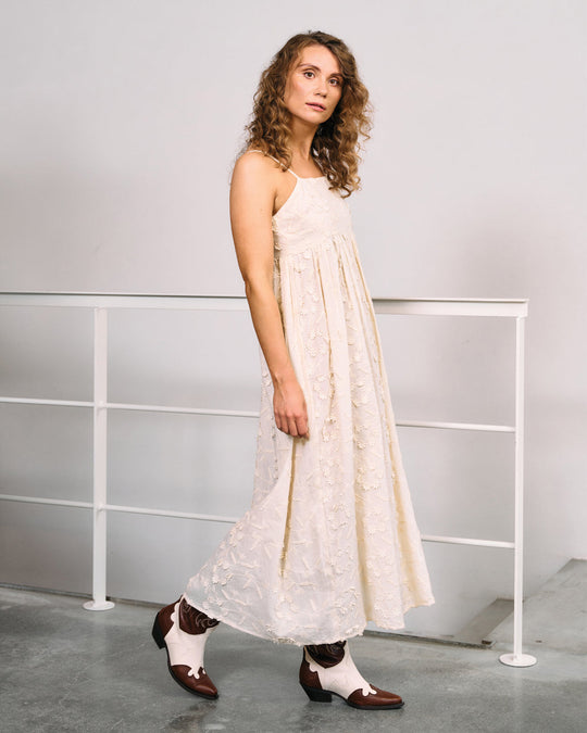 Feminin sommerkjole fra La Rouge i 100% bomuld med 3D-blomster og smøg-effekt i ryggen. Shop Britt Dress i creme online hos 