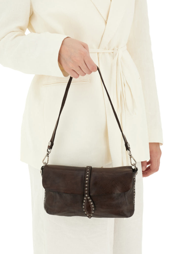 Campomaggi Artemisia crossbody taske i moro læder med nitter og justerbar rem.