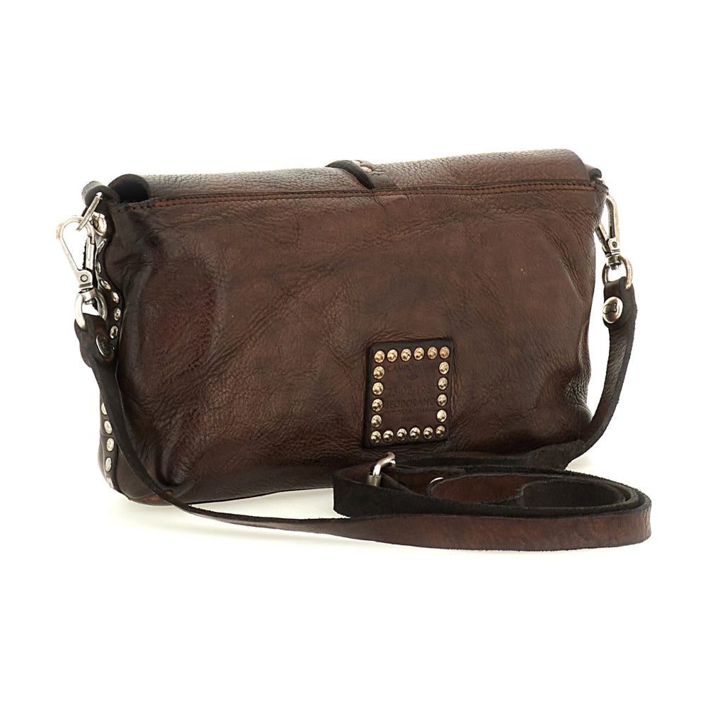 Campomaggi Artemisia crossbody taske i moro læder med nitter og justerbar rem.