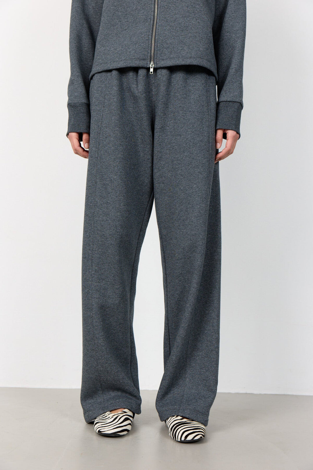 Leveté Room Nuka 15 bukser i dark grey – sweatpants med elastisk talje og lige ben.