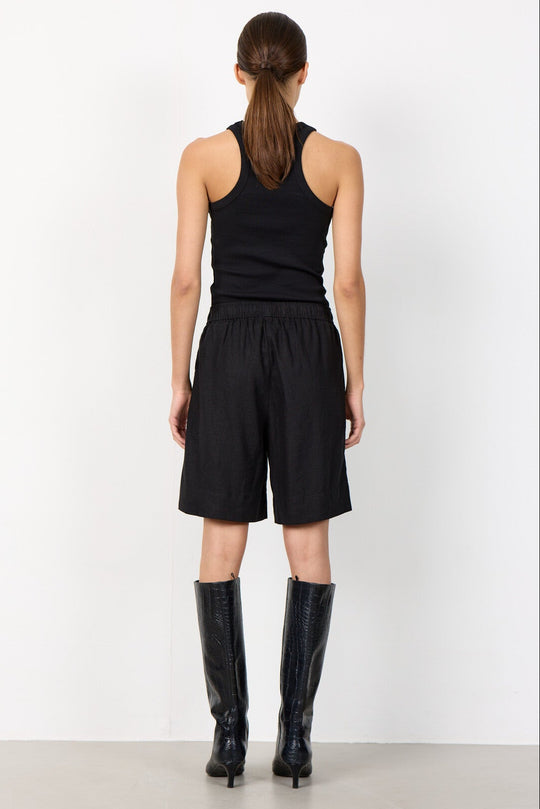 Leveté Room Naja 29 shorts i sort med elastisk talje.