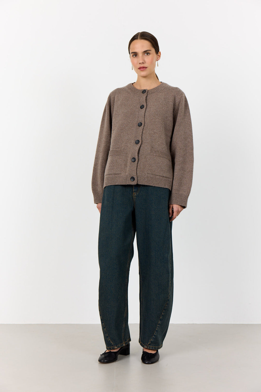 Levete Room LR-Perle 9 Cardigan i Walnut, strikket i merinould og cashmere med rund hals og knaplukning.