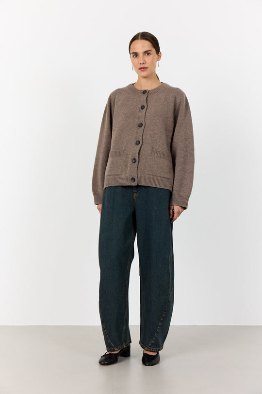 Levete Room LR-Perle 9 Cardigan i Walnut, strikket i merinould og cashmere med rund hals og knaplukning.