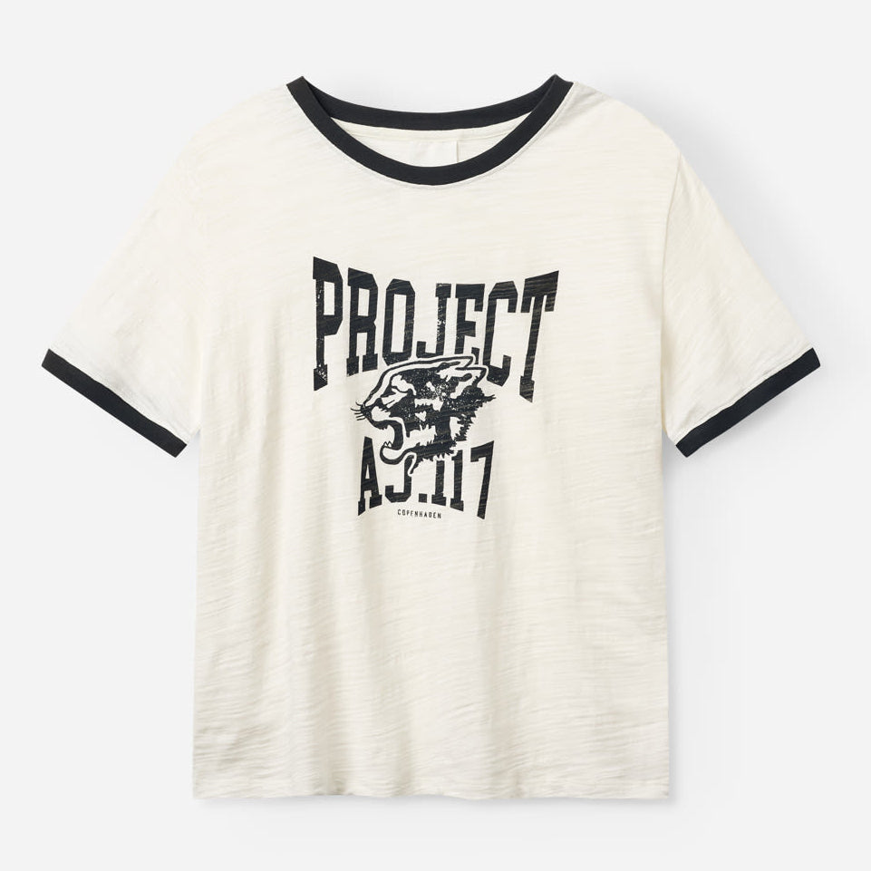 Project AJ117 Cara T-shirt i hvid med logo print og kontrast ribkanter.