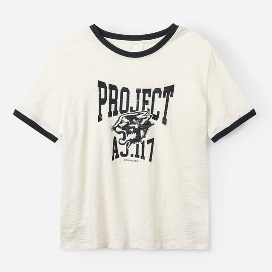 Project AJ117 Cara T-shirt i hvid med logo print og kontrast ribkanter.