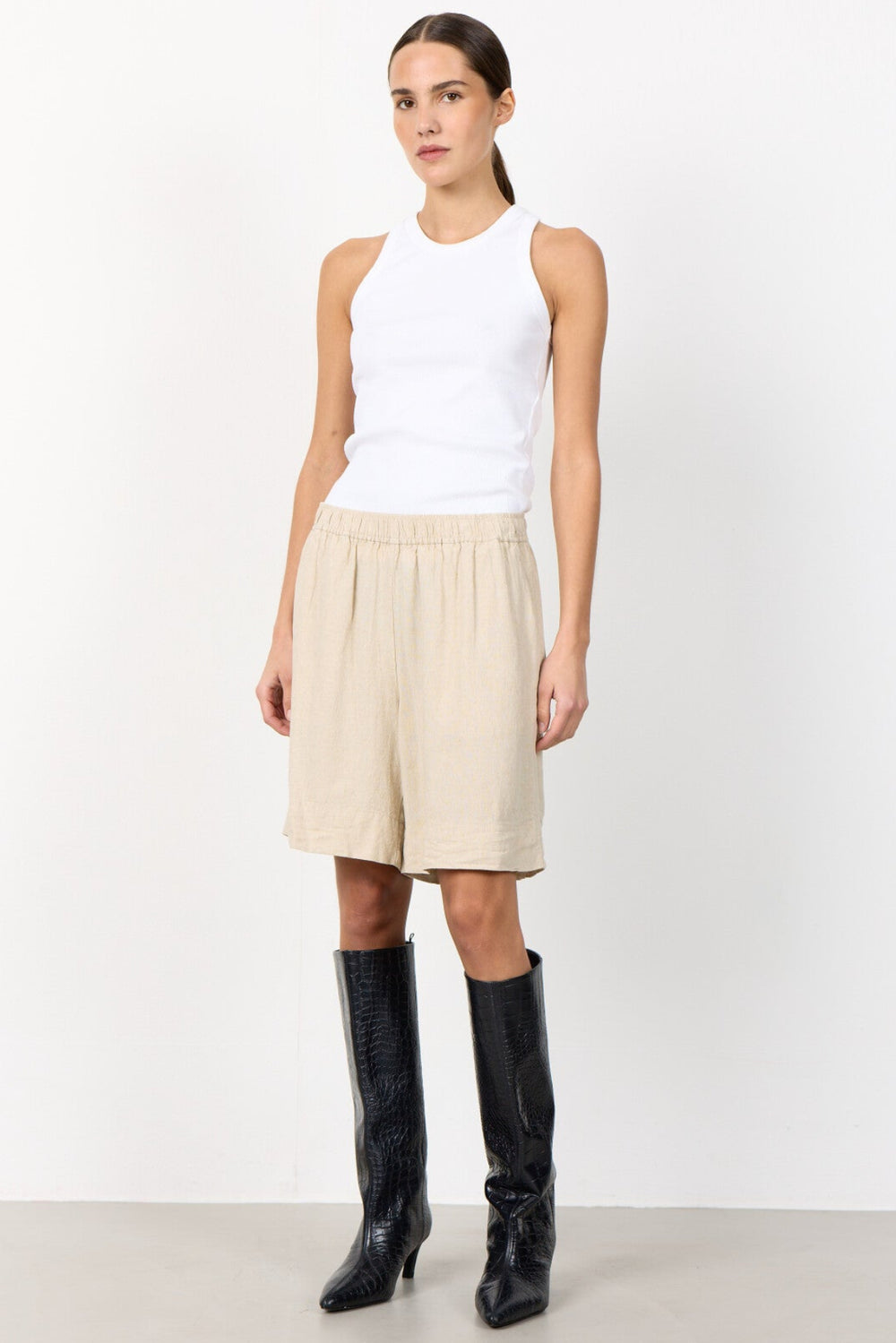 Leveté Room Naja 29 shorts i island fossil med elastisk talje.