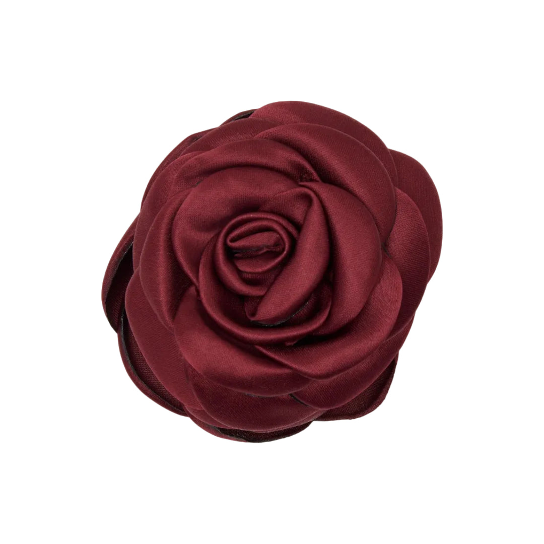 Pico Small Satin Rose Claw i dark plum – lille håndlavet hårklemme med satinblomst i polyester og plast.
