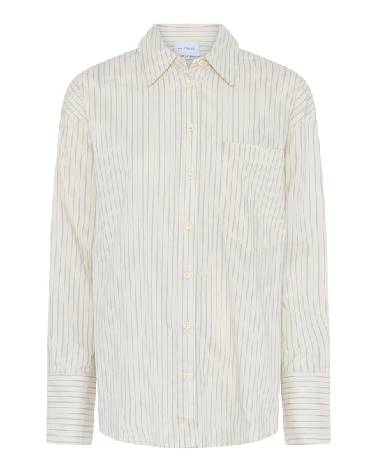 La Rouge Candy Shirt i sand stripe – oversized efterårsskjorte i 100% bomuld med grå striber, brystlomme og ærmemanchetter med ekstra knapper.

