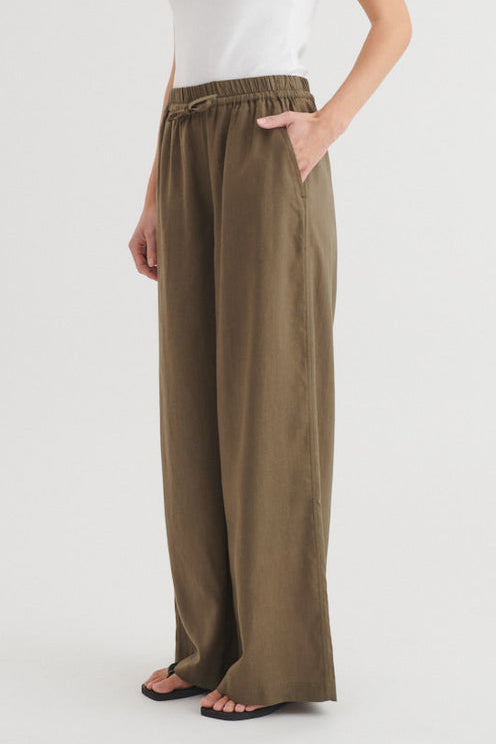 Basic Apparel Carina Pants – lette bukser med elastisk talje og løs pasform.