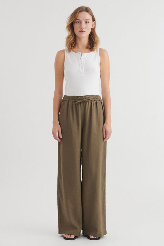 Basic Apparel Carina Pants – lette bukser med elastisk talje og løs pasform.
