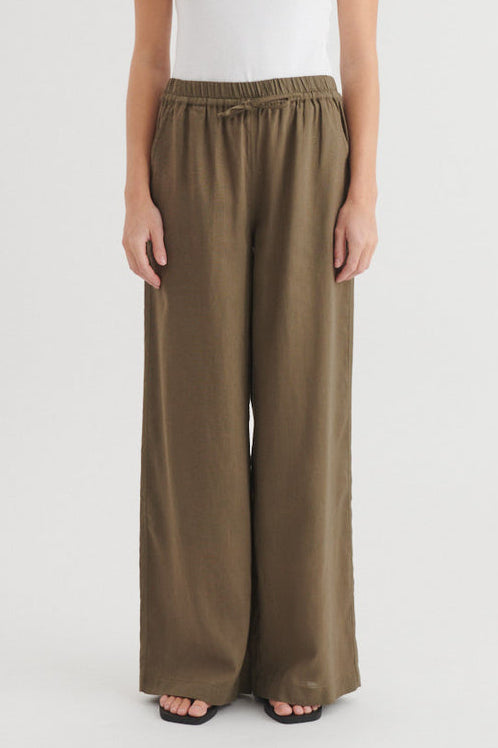 Basic Apparel Carina Pants – lette bukser med elastisk talje og løs pasform.