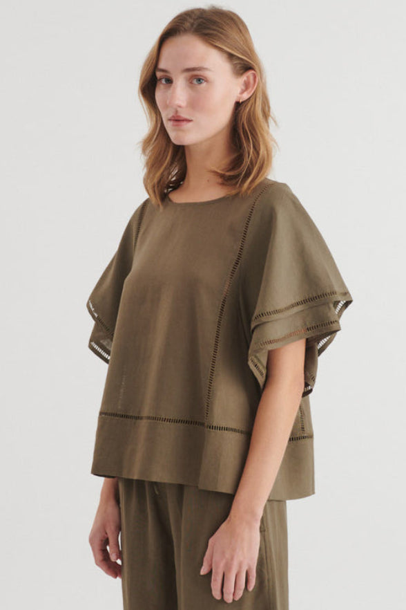 Basic Apparel Carina SS bluse i sea turtle med løst fit og blonde detaljer.