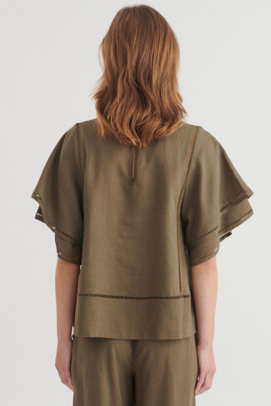 Basic Apparel Carina SS bluse i sea turtle med løst fit og blonde detaljer.