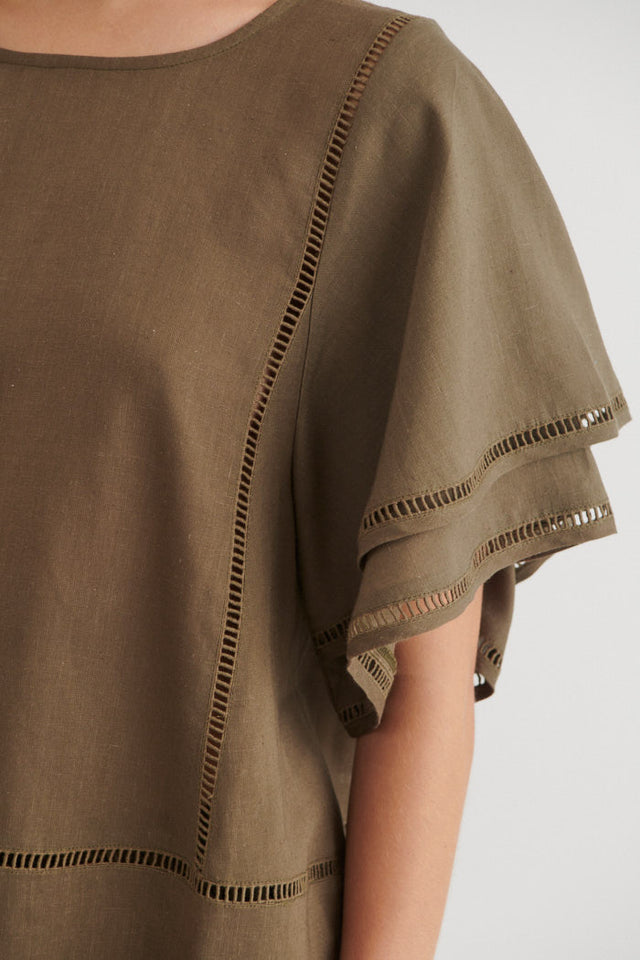 Basic Apparel Carina SS bluse i sea turtle med løst fit og blonde detaljer.