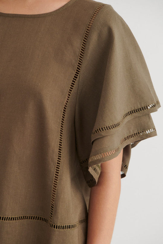 Basic Apparel Carina SS bluse i sea turtle med løst fit og blonde detaljer.