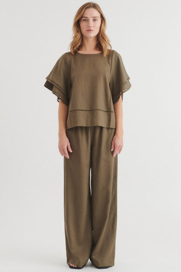 Basic Apparel Carina SS bluse i sea turtle med løst fit og blonde detaljer.