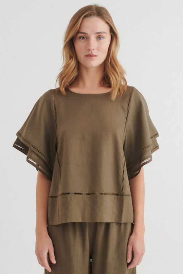Basic Apparel Carina SS bluse i sea turtle med løst fit og blonde detaljer.