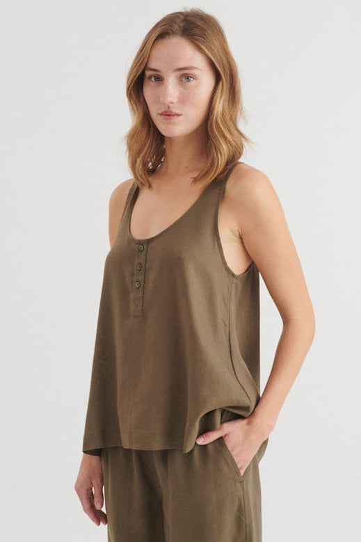 Basic Apparel Carina top – let top med dyb hals og knaplukning.