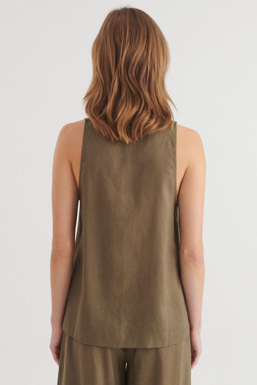Basic Apparel Carina top – let top med dyb hals og knaplukning.