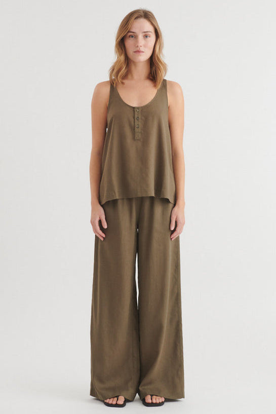 Basic Apparel Carina top – let top med dyb hals og knaplukning.