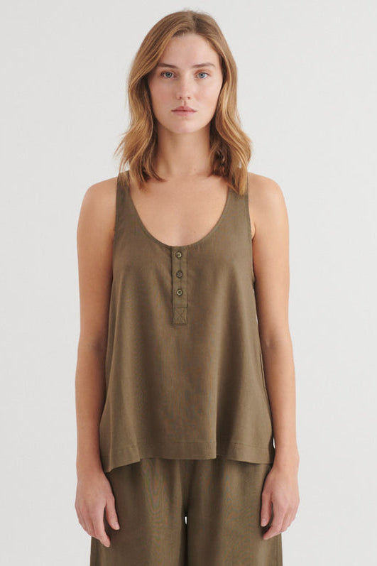 Basic Apparel Carina top – let top med dyb hals og knaplukning.