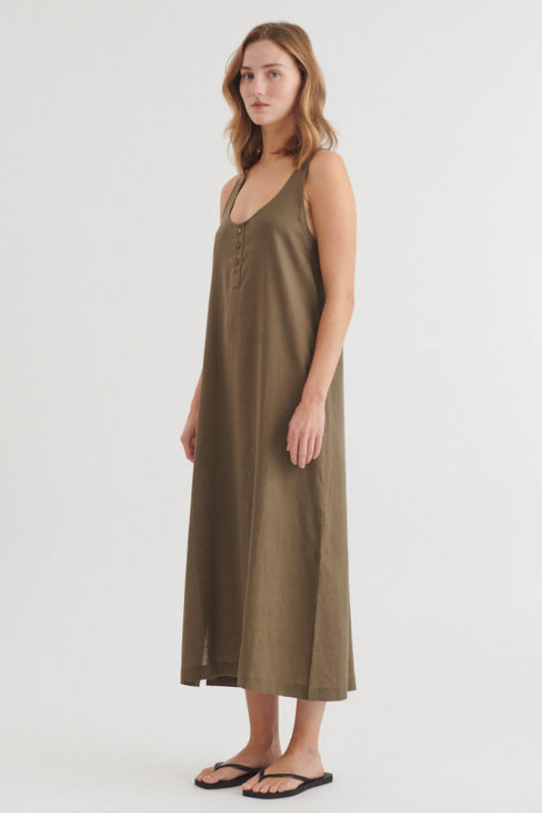 Basic Apparel Carina Tank Dress – ærmeløs kjole med løs pasform og knaplukning.