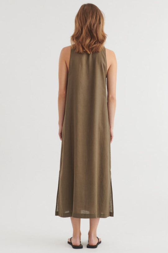 Basic Apparel Carina Tank Dress – ærmeløs kjole med løs pasform og knaplukning.