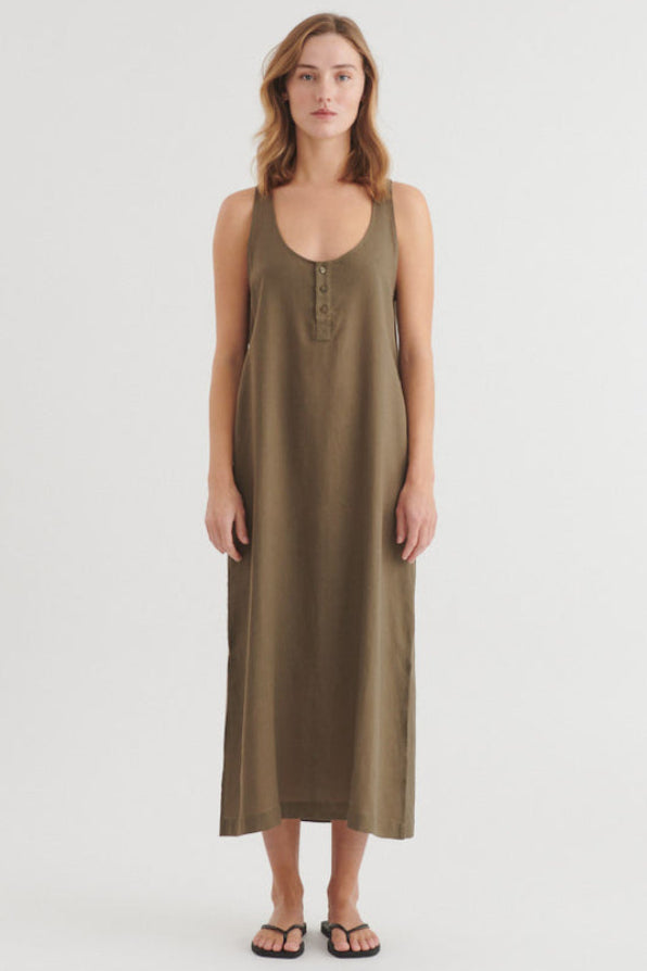 Basic Apparel Carina Tank Dress – ærmeløs kjole med løs pasform og knaplukning.