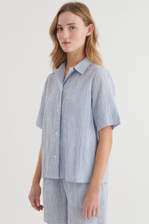 Basic Apparel Carol SS skjorte i riviera med korte ærmer og løst fit.