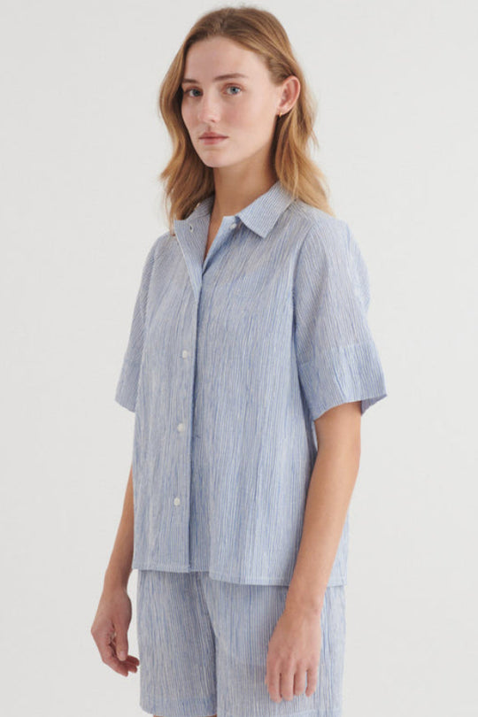 Basic Apparel Carol SS skjorte i riviera med korte ærmer og løst fit.