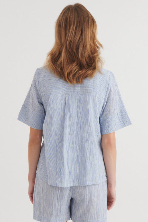 Basic Apparel Carol SS skjorte i riviera med korte ærmer og løst fit.