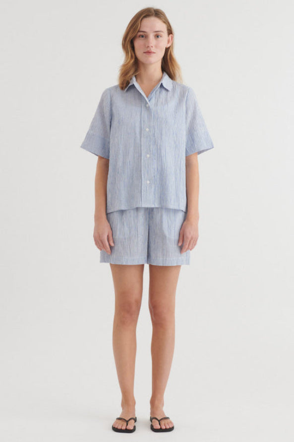 Basic Apparel Carol SS skjorte i riviera med korte ærmer og løst fit.