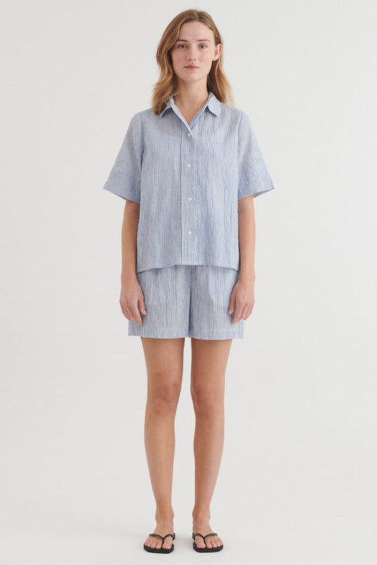 Basic Apparel Carol SS skjorte i riviera med korte ærmer og løst fit.