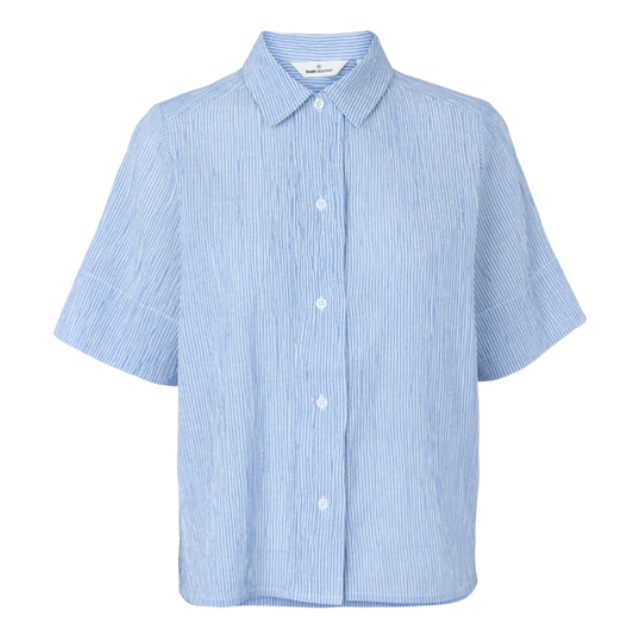 Basic Apparel Carol SS skjorte i riviera med korte ærmer og løst fit.